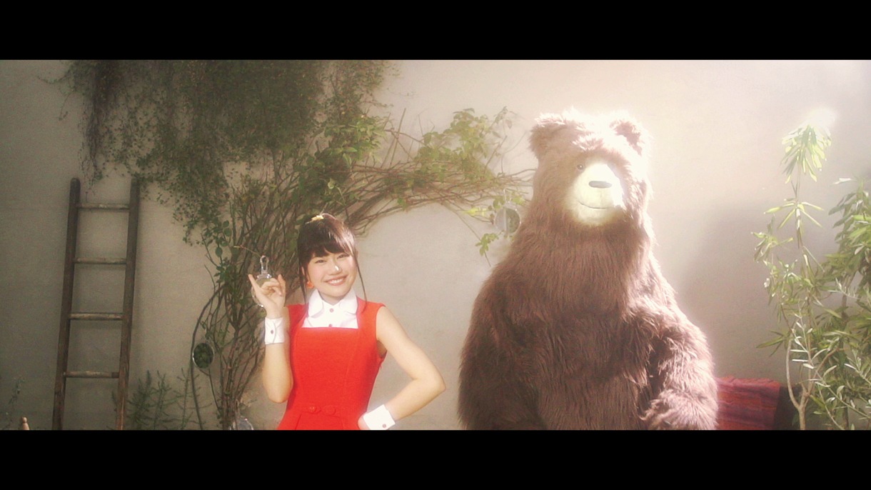 「だって、ギュってして。」ミュージックビデオの場面写真。