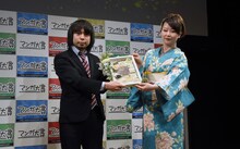 （左から）「ゴールデンカムイ」担当編集者の大熊八甲氏、東村アキコ。