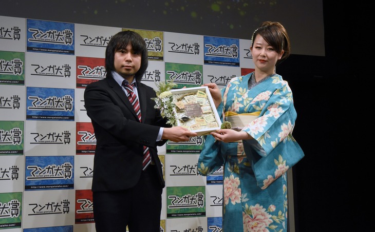 （左から）「ゴールデンカムイ」担当編集者の大熊八甲氏、東村アキコ。