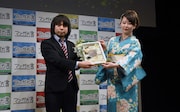 (左から)「ゴールデンカムイ」担当編集者の大熊八甲氏、東村アキコ。