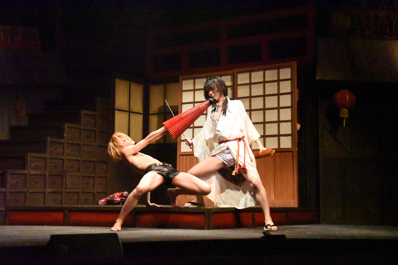 「浪漫活劇譚『艶漢』」開幕！耽美な関係性、きわどい衣装も再現