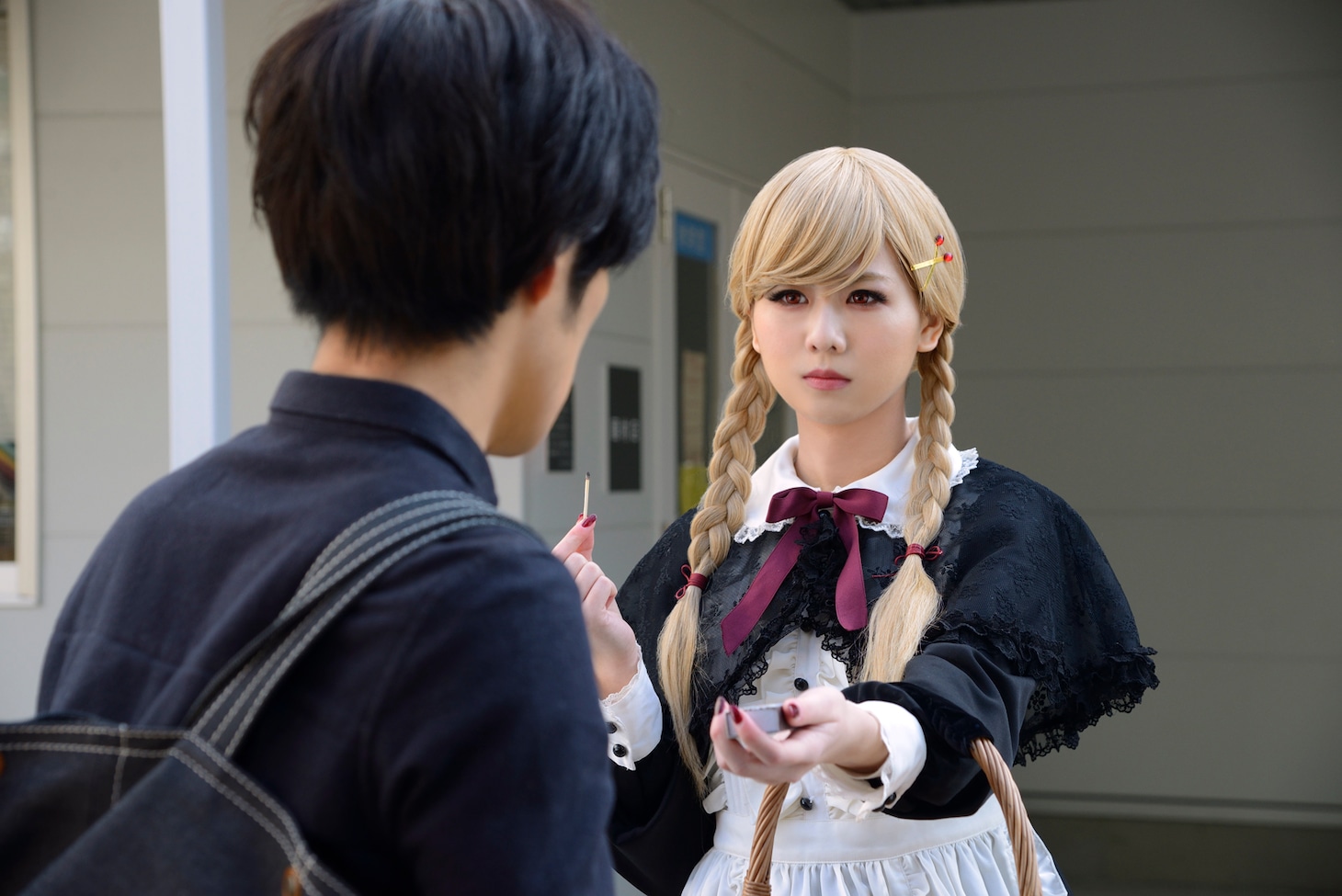 佐藤すみれ演じる謎の少女・リンがマッチを売るシーン。