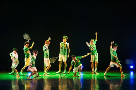 「TEAM Live YAMABUKI」より、楽曲を披露する山吹のメンバー。