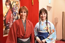 左から早霧せいな、咲妃みゆ。