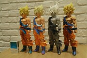 「アミューズメント一番くじ DRAGON BALL超 SUPER MASTER STARS PIECE THE SON GOKOU」景品の、4種類の悟空とタバコの比較。