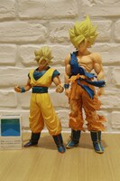 従来のシリーズである「MASTER STARS PIECE 孫悟空」（全高約20センチ）との大きさ比較。