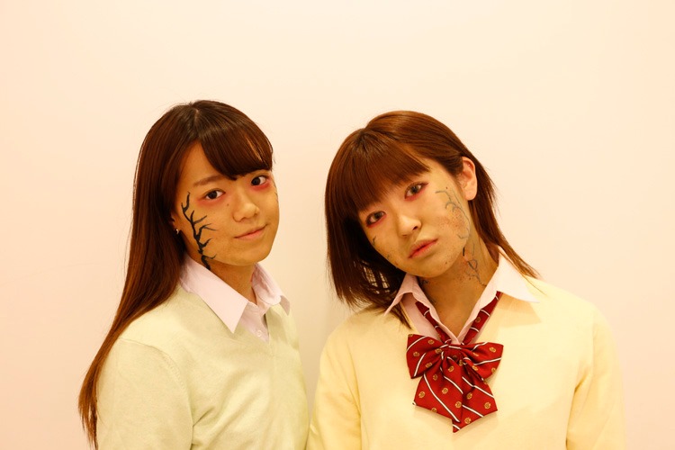 ユニクロ 池袋サンシャイン60通り店に登場した、ZQNメイクの女子高生。
