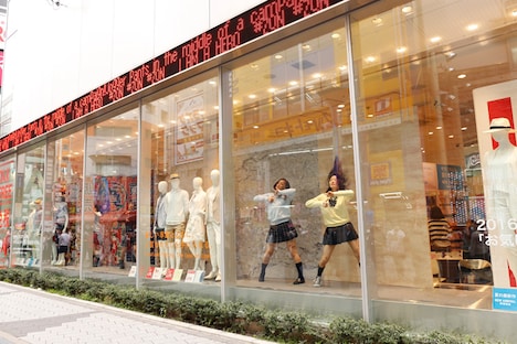ユニクロ 池袋サンシャイン60通り店にてパフォーマンスを行う、ZQNメイクの女子高生。