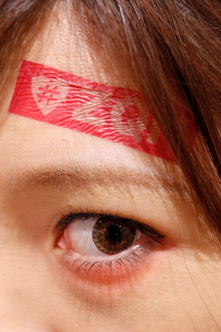 ユニクロ 池袋サンシャイン60通り店に登場したZQNメイクの女子高生。