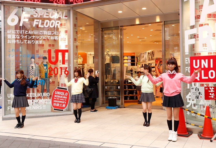 ユニクロ 池袋サンシャイン60通り店にてパフォーマンスを行う、ZQNメイクの女子高生。
