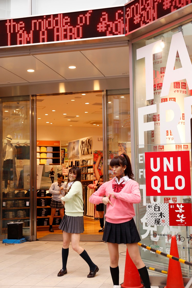 ユニクロ 池袋サンシャイン60通り店にてパフォーマンスを行う、ZQNメイクの女子高生。