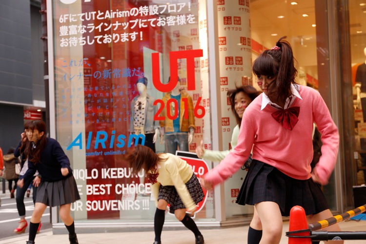 ユニクロ 池袋サンシャイン60通り店にてパフォーマンスを行う、ZQNメイクの女子高生。