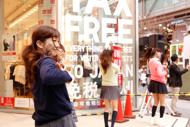 ユニクロ 池袋サンシャイン60通り店にてパフォーマンスを行う、ZQNメイクの女子高生。