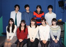 （左上から時計回りに）白井悠介、西山宏太朗、江口拓也、梅原裕一郎、山下七海、高橋李依、阿澄佳奈、田中あいみ、奥野香耶。