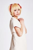 宮崎理奈（SUPER☆GiRLS）演じるサミ。(c)「クジラの子らは砂上に歌う」舞台製作委員会