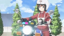 佐倉羽音（CV：上田麗奈）と、教習所のバイクであるバイ太（CV：井上喜久子）。