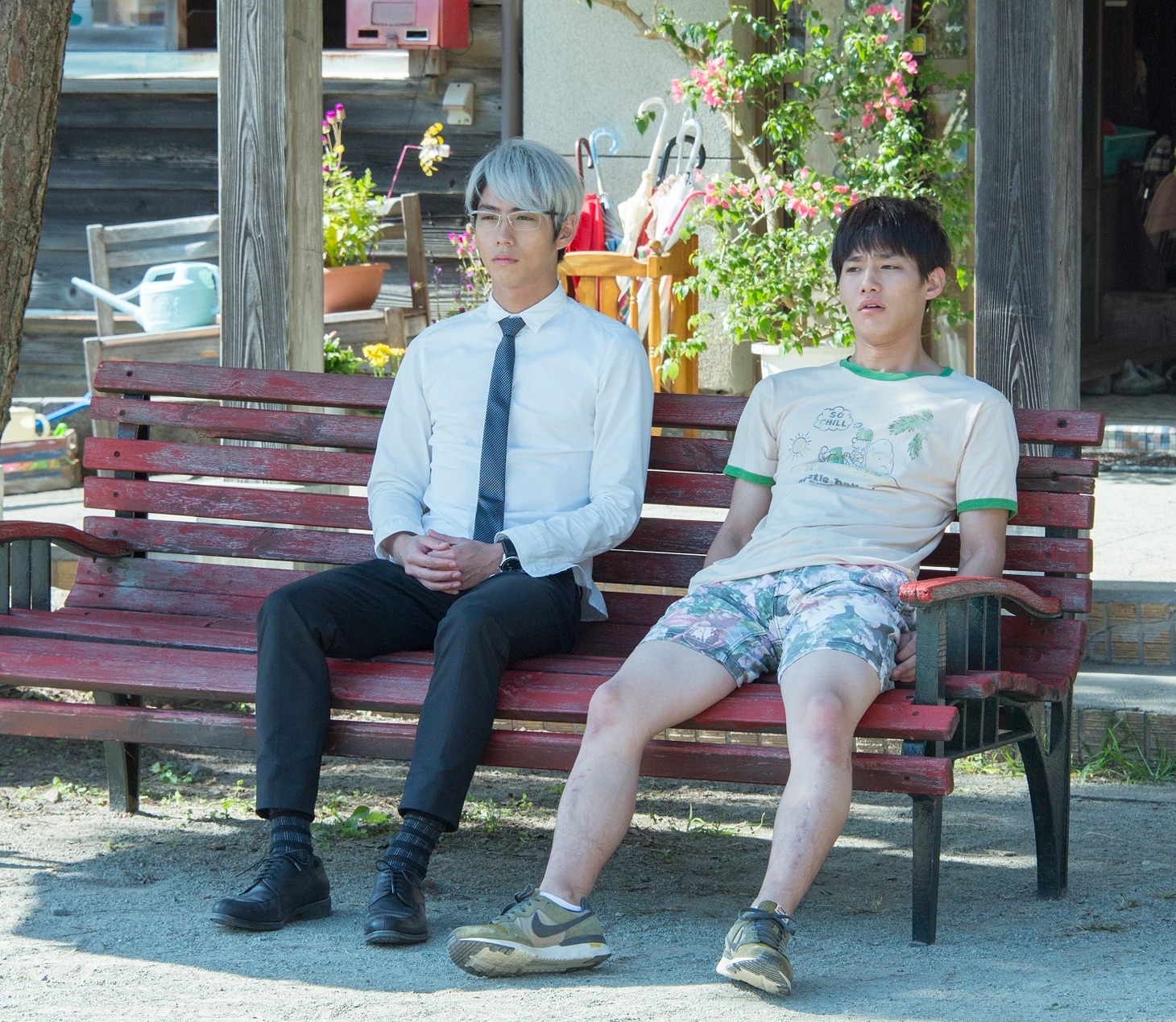 （上段左から）轟木役の賀来賢人、佐藤清高役の野村周平。