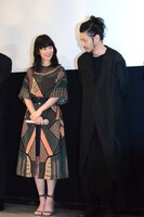 （左から）黒木華、オダギリジョー。