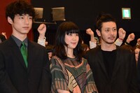 （左から）坂口健太郎、黒木華、オダギリジョー。