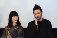 （左から）黒木華、オダギリジョー。