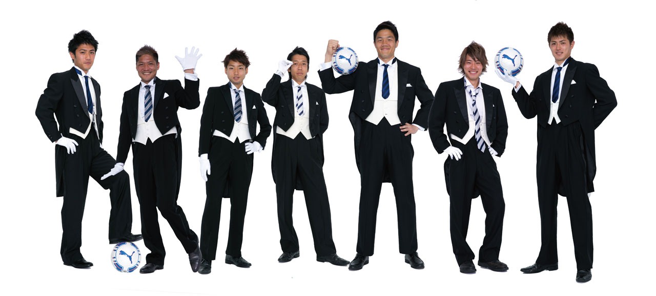 （左から）剣人に扮した大島僚太、木場に扮した大久保嘉人、青山に扮した小林悠、神埼に扮した中村憲剛、大門に扮したチョン・ソンリョン、根津に扮した森谷賢太郎、理人に扮した谷口彰悟。 (c)川崎フロンターレ