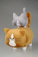 「アルフレッドぬいぐるみ」と、別売りの「ぽんたぬいぐるみ」。