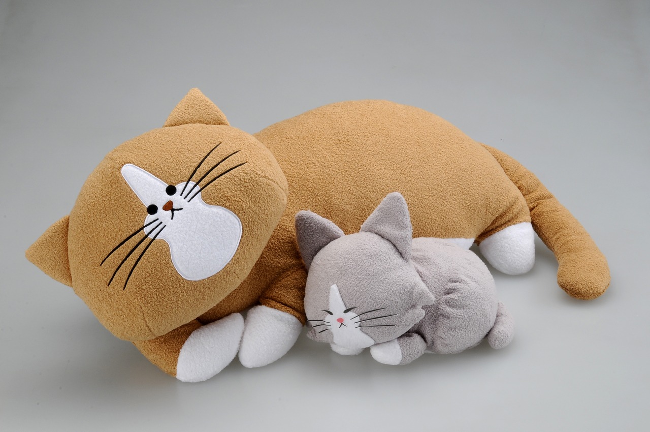 「アルフレッドハンドレストぬいぐるみ」と、別売りの「ぽんたまくらクッション」。