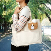 「ぽんたフェイスマスコットキーチェーン 真剣な顔（「耳かきのふわふわ」型チャームつき）」の使用例。