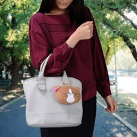 「ぽんたフェイスマスコットキーチェーン ノーマル（ねこじゃらし型チャームつき）」の使用例。