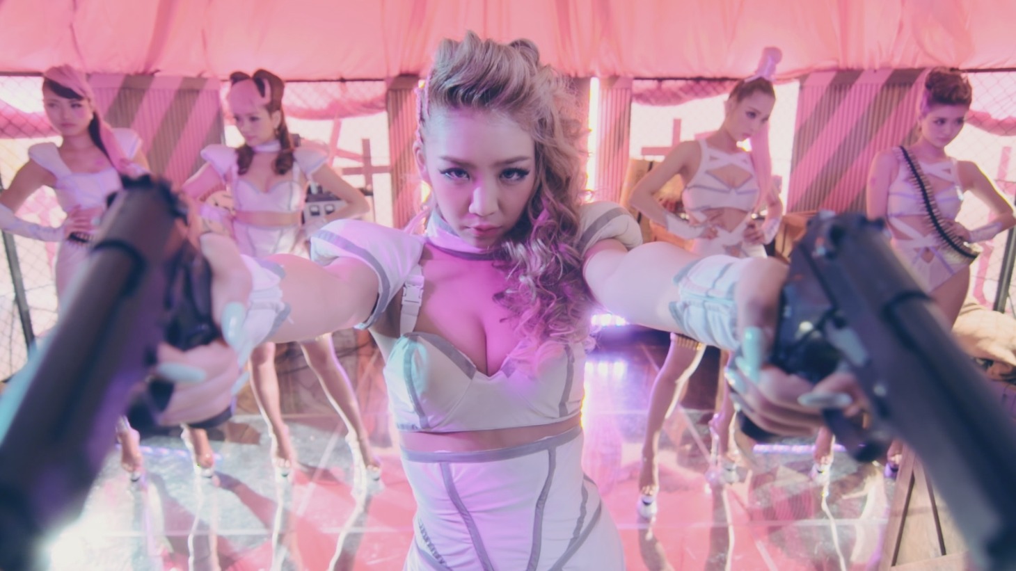 「ZQN Party▽」ミュージックビデオに出演するCYBERJAPAN DANCERS。