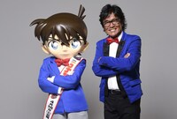 （左から）江戸川コナンと松崎しげる。