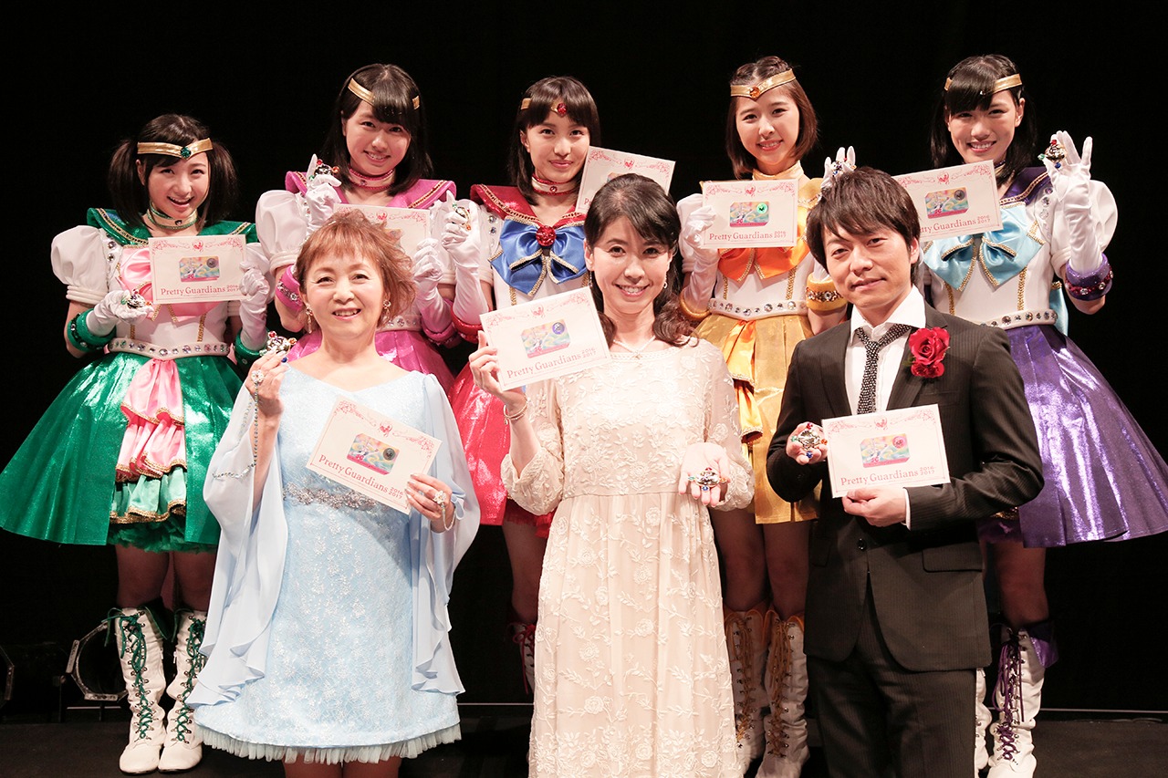 （後列左より）有安杏果、佐々木彩夏、百田夏菜子、玉井詩織、高城れに。（前列左より）堀江美都子、三石琴乃、野島健児。Photo by 佐藤里奈