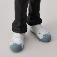 筆記体で名前が書かれた上履きも再現。