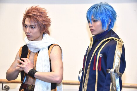 (左から)ナツ・ドラグニル役の宮崎秋人、ジェラール・フェルナンデス役の荒木宏文。