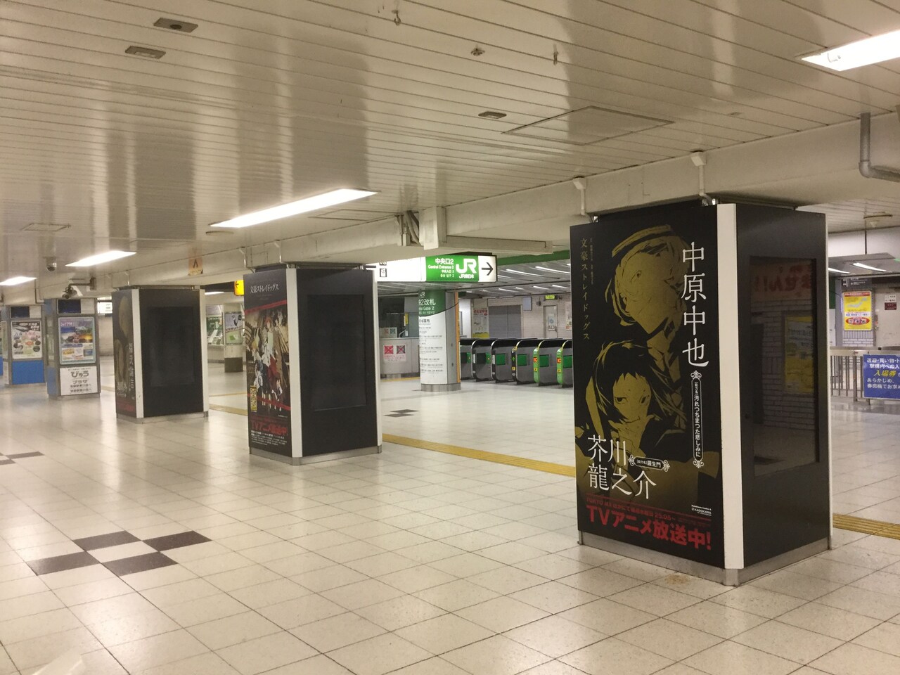 「文豪ストレイドッグス」黒×金のインパクト大な美麗広告を池袋駅で大展開
