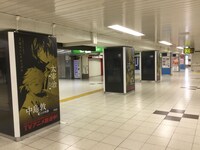 「文豪ストレイドッグス」の広告が展開されているJR池袋駅の様子。