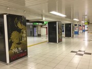「文豪ストレイドッグス」の広告が展開されているJR池袋駅の様子。