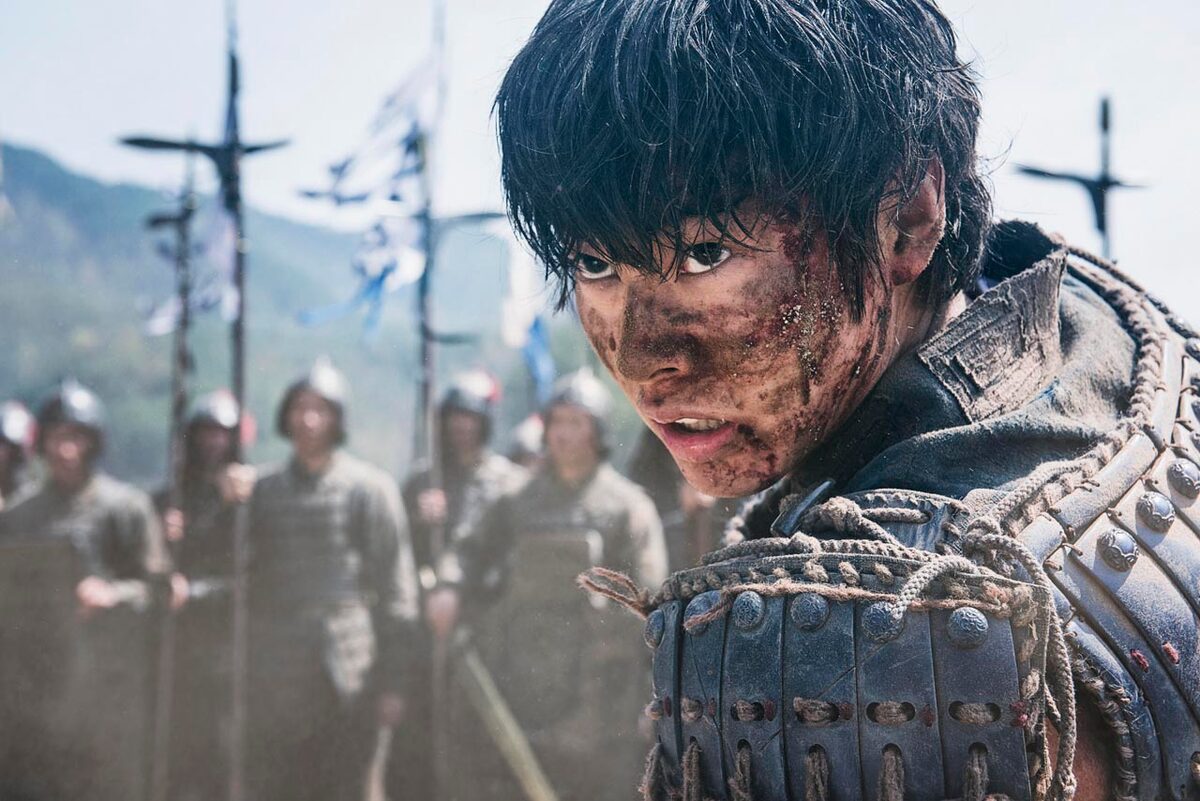 山崎賢人が中国で信を熱演 キングダム 10周年で実写動画プロジェクト コミックナタリー