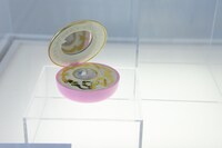 エントランス「イメージの泉」に設置されたグッズ。