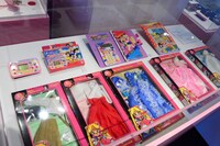 エリア4「セーラームーン エスカレーション～社会現象となったセーラームーン」の展示風景。