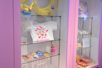 エリア4「セーラームーン エスカレーション～社会現象となったセーラームーン」の展示風景。