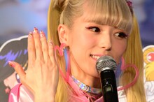 セーラームーンをイメージしたネイルを見せる若槻千夏。