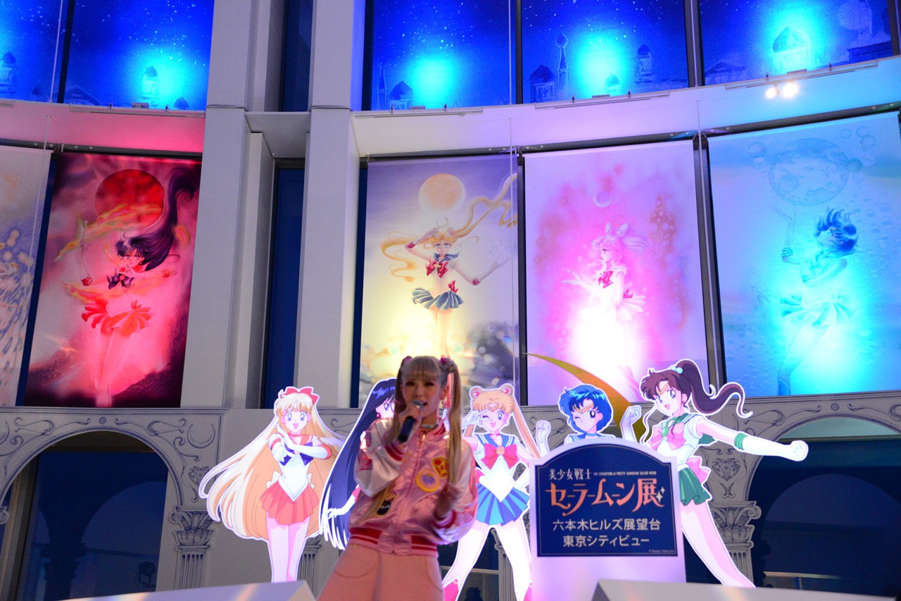 若槻の「月に代わっておしおきよ！」の掛け声とともに、最初のライトショーが行われる。