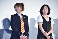 （左から）高山みなみ、山崎和佳奈。
