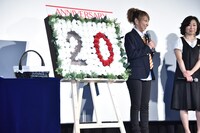 20周年を祝したアニバーサリーボード。キャスト陣からはコナンへのメッセージとともに、「2」の部分に赤いバラが刺されていく。