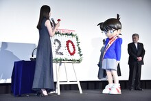 コナンへメッセージを送る天海祐希。コナンもついつい背筋が伸びる。