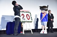 「これからも『プチュッ』と刺してね」とコナンに伝える小山力也。