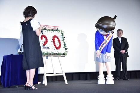 山崎和佳奈に、蘭の声で「大好きだよ」と言われ照れるコナン。