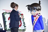 高山みなみからのメッセージを真剣な表情で聞くコナン。