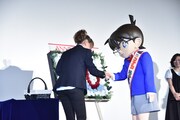 握手を交わす高山みなみとコナン。